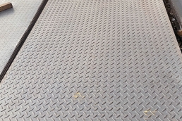 Patterned plate